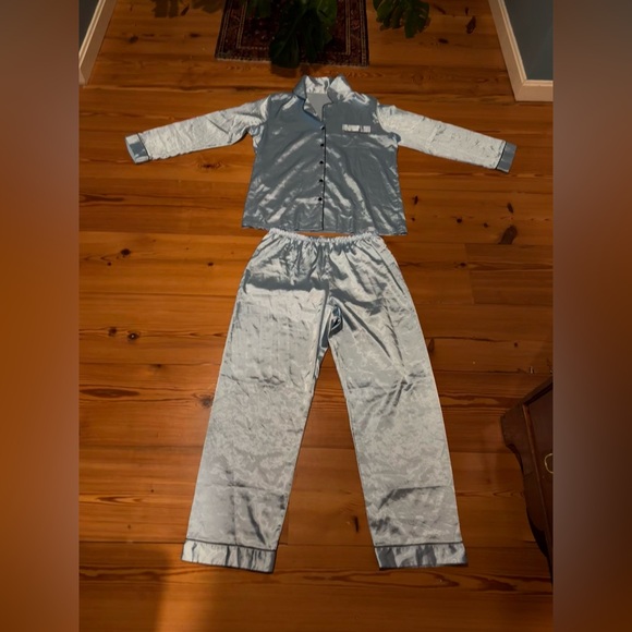 Luxurious women’s silk satin light blue pajamas set - like new!! Wore twice sz M - Picture 3 of 6